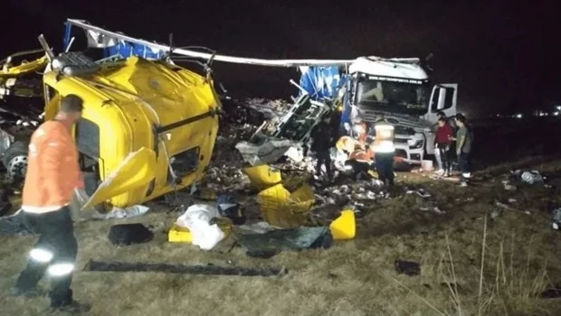 Chocaron dos camiones en la autopista Rosario-Córdoba y murió uno de los conductores