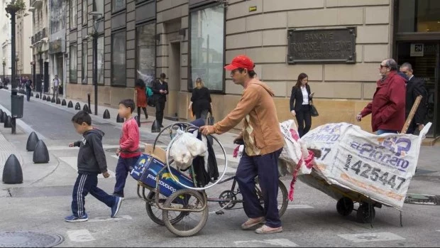 Según consultoras provadas, la pobreza bajó a su menor índice desde 2018
