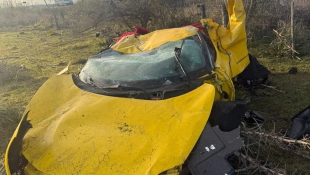 Una Ferrari se despistó en Guernica y terminó dentro de un campo