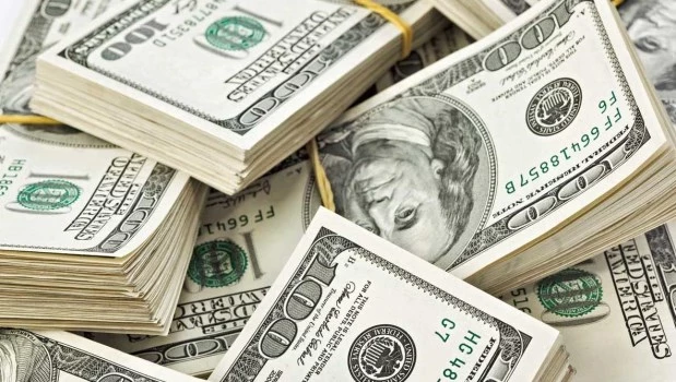El dólar oficial retrocedió 3% esta semana y cerró a $1.335