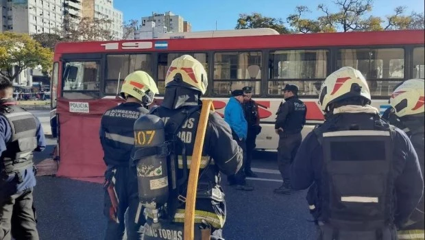 Murió un ciclista al ser atropellado por un colectivo frente a la estación de Once