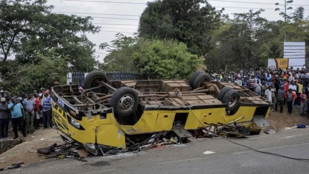Un autobús que transportaba dolientes tras un funeral se vuelca en Kenia, matando a 25 personas