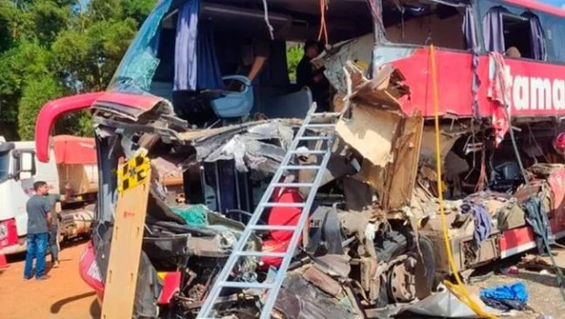Al menos 11 muertos y más de 40 heridos dejó un choque entre un autobús turístico y un camión en el centro de Brasil