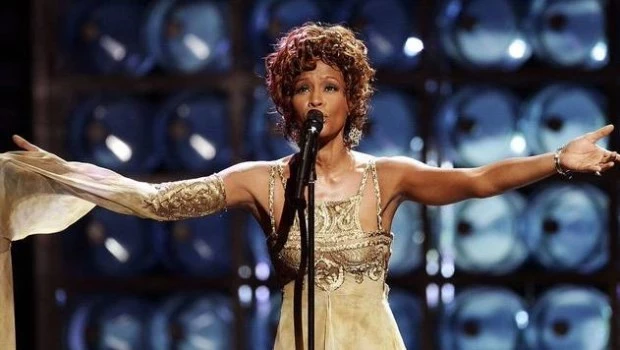 Desde el premio por la canción de El Guardaespaldas hasta vestidos: la subasta de objetos de Whitney Houston