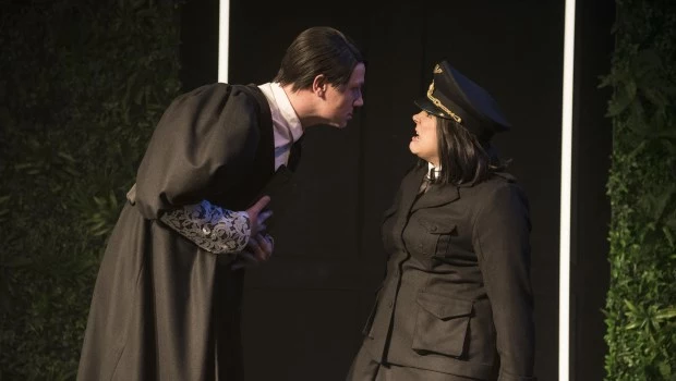 La Calòrica propone un teatro festivo, de apariencia informal, que incorpora elementos de intención política.