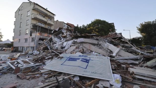 Arrestan al propietario y al constructor de un edificio que colapsó durante un sismo de 6,1 en Turquía