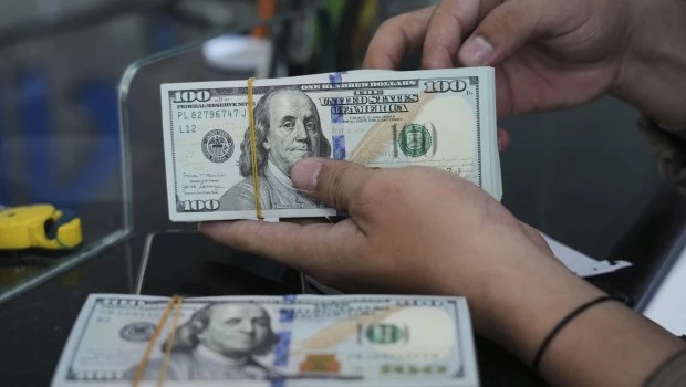 El dólar, en calma; los pesos, en ebullición