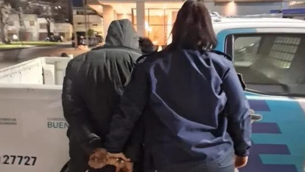 Vecinos de La Plata redujeron y ataron a un poste a un delincuente 