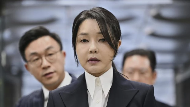 Un tribunal de Corea del Sur ordenó el arresto de la esposa del expresidente Yoon Suk Yeol, actualmente preso.