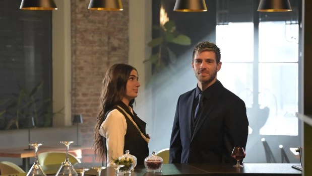 Abril Di Yorio y Nacho Di Marco, protagonistas de una ficción que combina romance e intriga.