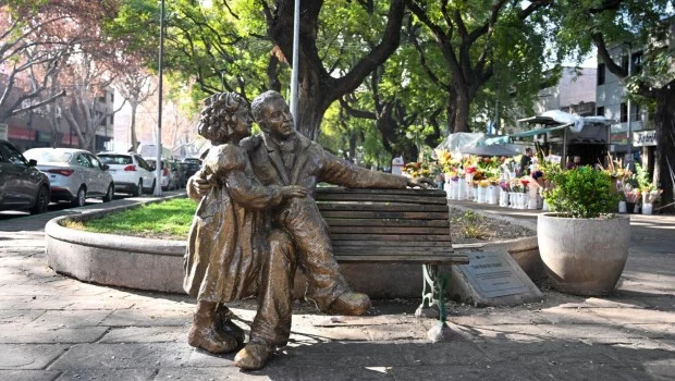 Escultura de San Martín y su hija Merceditas en la ciudad de Mendoza.
