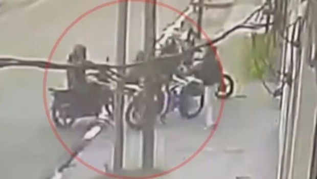 Las cámaras toman el momento en que los motochorros interceptan a la víctima en Laferrere.