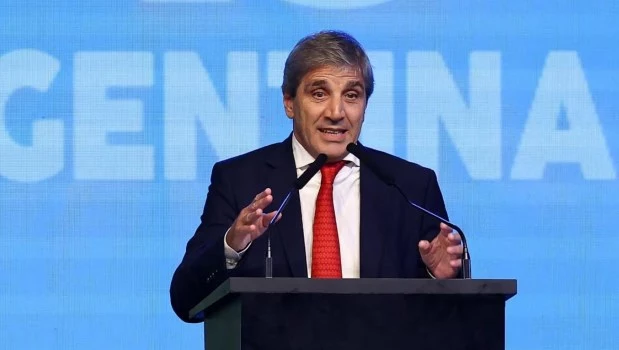 El ministro de Economía, Luis Toto Caputo, cuestionó por redes sociales a la intendenta de Quilmes, Mayra Mendoza.