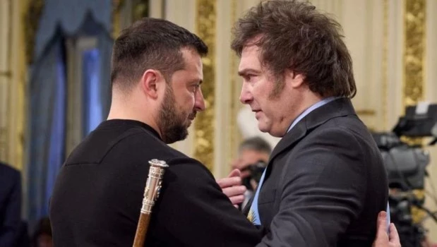 El presidente Javier Milei mantiene una muy buena relación con su par de Ucrania, Volodímir Zelenski, quien asistió a su asunción.