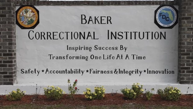 Florida anuncia el Depósito de deportación, un nuevo centro de detención de inmigrantes