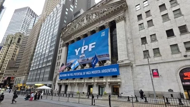 Respiro para Argentina: la Corte de Nueva York congeló la entrega de acciones de YPF