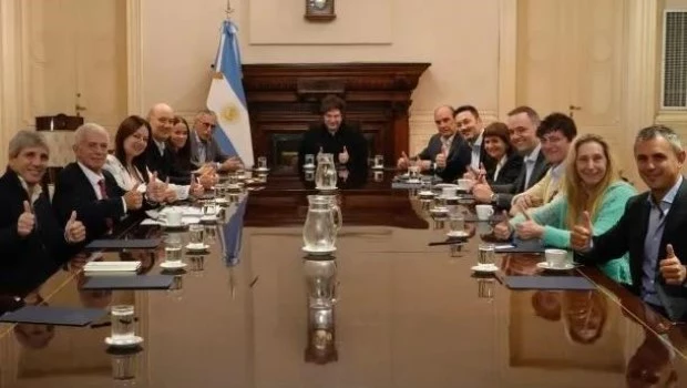 Milei almorzó con su Gabinete y vio la película Homo Argentum en la previa al cierre de listas