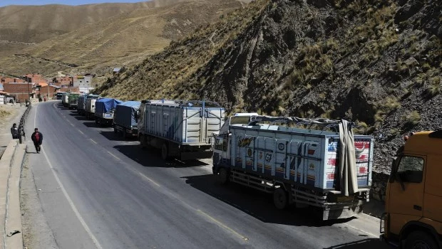 Vivir en la cola esperando cargar diésel, el drama en Bolivia a días de las elecciones.