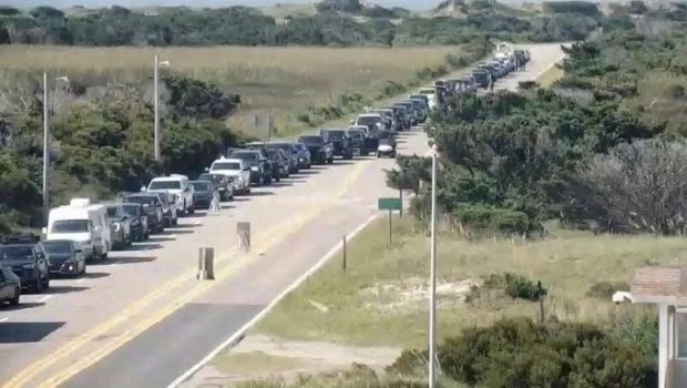 EE.UU. ordena evacuaciones en Carolina del Norte por 'dramático' aumento del huracán Erin