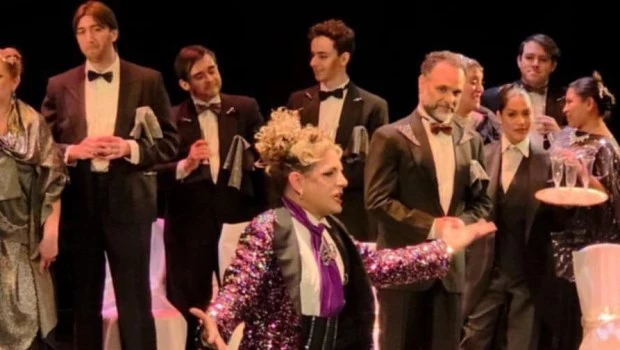 La célebre escena de la fiesta permitió el lucimiento de varios artistas muy conocidos en nuestro medio. (Foto: Maximiliano Acevedo)