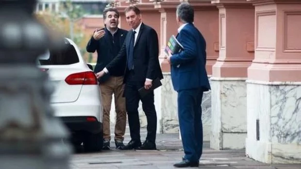 Santilli y Ritondo tras el encuentro mantenido en Balcarce 50.