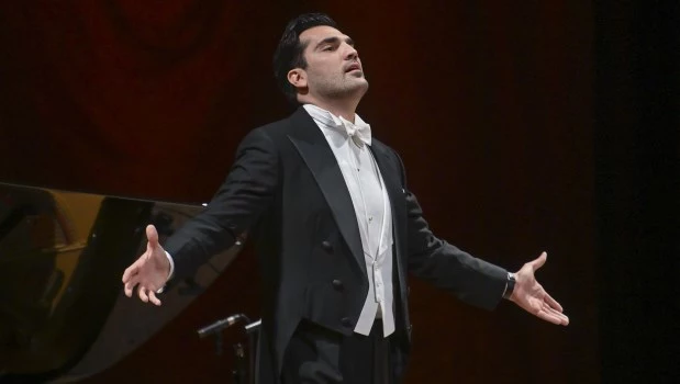 Aunque notable en su performance, Tetelman es un diamante en bruto que necesita ir puliendo progresivamente su fraseo y sus matices.