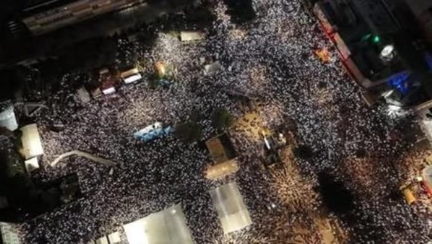 Cientos de miles de manifestantes se congregaron la noche de ayer domingo en Tel Aviv #israel para exigir un acuerdo de alto el fuego con Hamas que ponga en libertad al medio centenar de cautivos que permanecen en Gaza.