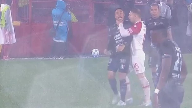 La lluvia y los nervios no cedieron. Miljevic, que había anotado para el local, tomó por el cuello a García y se fue expulsado.