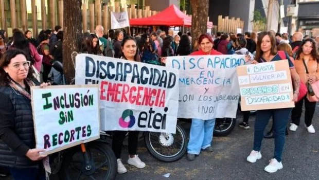 El Gobierno anunció que analiza aplicar un aumento en las prestaciones a personas con discapacidad