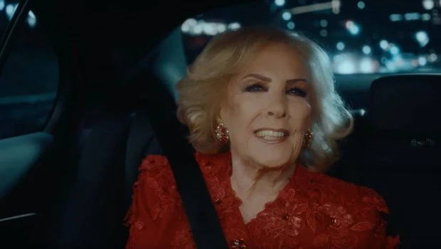 La diva recorre Mar del Plata con su chofer, se detiene en una estación de servicio y abona con una app.