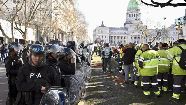Mientras en el Senado se debatía, afuera la Prefectura Naval aplicó el protocolo antipiquete y evitó que un grupo cortara la calle.