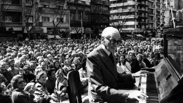 Los autores reconstruyen la evolución de una orquesta que marcó la historia del tango.