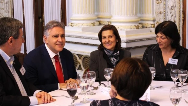 Compartieron la mesa en el almuerzo de ACDE, Daniel Martini, Martín Llaryora, Silvia Bulla, Gabriela Granata; de espaldas, Ana Pico.