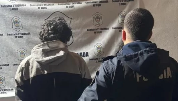 Detienen a 4 personas acusadas de incendiar una agencia de autos