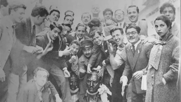 El 23 de septiembre de 1955 el general Lonardi y el almirante Rojas llegaron a Buenos Aires, una multitud los esperaba. Fue común ver a grupos arrastrando bustos de Perón y Evita por la calles.