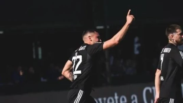 Riestra goleó a Sarmiento en el Bajo Flores