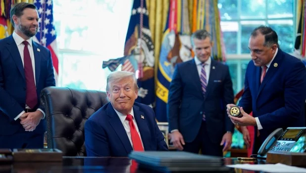 Trump sonríe durante la firma de una orden ejecutiva en el Despacho Oval de la Casa Blanca.