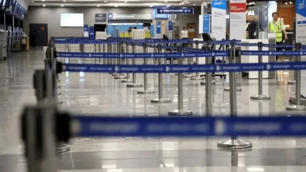 Los controladores aéreos levantaron el paro previsto para este jueves