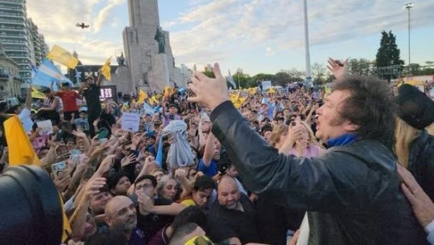Evacuaron de urgencia la caravana de Milei en Lomas de Zamora y el Presidente acusó a “los kukas tira piedras”