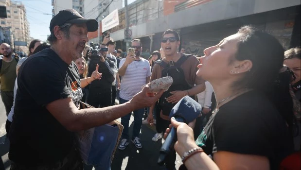 Discusiones alto tono en el centro de Lomas. Un mensaje del intendente Otermín hace sospechar que sabía lo que iba a pasar.