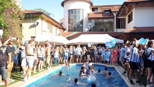 Durante horas, el chalet estuvo invadido por vecinos festejando, sumado a medios gráficos y de televisión.