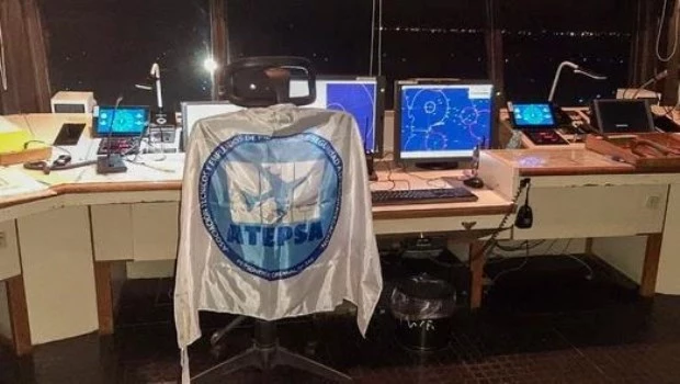 Hubo acuerdo entre el Gobierno y los controladores aéreos y se levanta la medida de fuerza