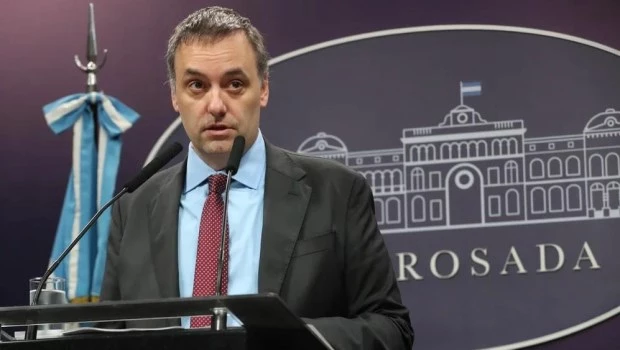 Adorni planea retomar las conferencias de prensa tras el ataque a Milei en Lomas de Zamora