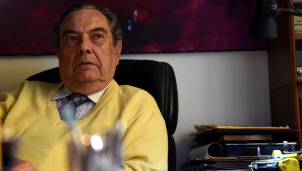 En un mueble con varios cajones junto al escritorio donde trabajaba Abel Posse hallaron carpetas con manuscritos, apuntes y cartas. Crédito: Gustavo Carabajal.