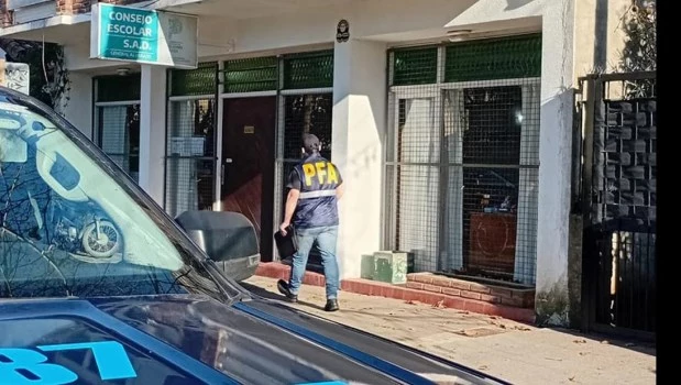 Allanamientos en General Alvarado por la presunta distribución de agua no potable en escuelas