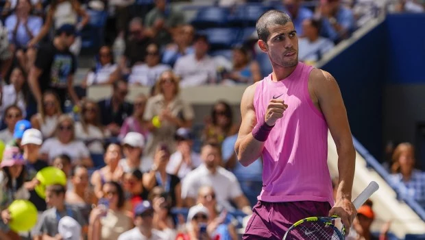 Alcaraz avanza sin contratiempos en el US Open a pesar de problema de rodilla