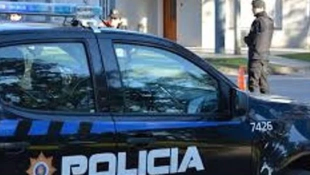 Cayó un joven que era buscado por homicidio: lo detuvieron armado y con una moto robada