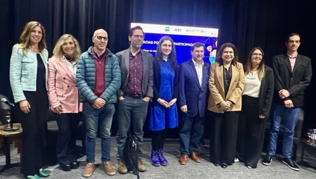 Lucía Aguerre, Susan Deangelis, Fabio Tarasow, Axel Rivas, Alejandro Santa, Andrea Goldin, Claudia Mojica, Eugenia Cosini y Leonardo Esnaola durante el encuentro en la Biblioteca Nacional del Congreso.