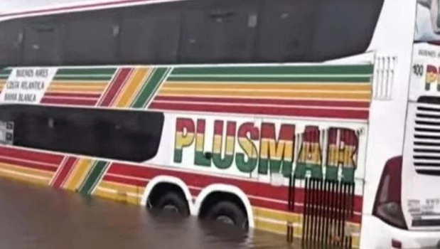 Tormenta de Santa Rosa: un micro quedó varado en la Ruta 5 y rescataron a 40 pasajeros en lancha