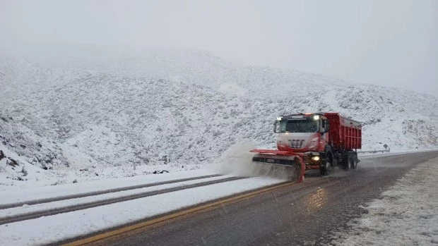 La ruta 7 quedó completamente cortada por intensas lluvias y nieve en Mendoza